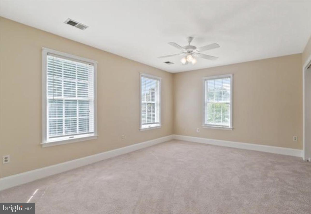 QUEEN ANNE KNOLLS - Residential