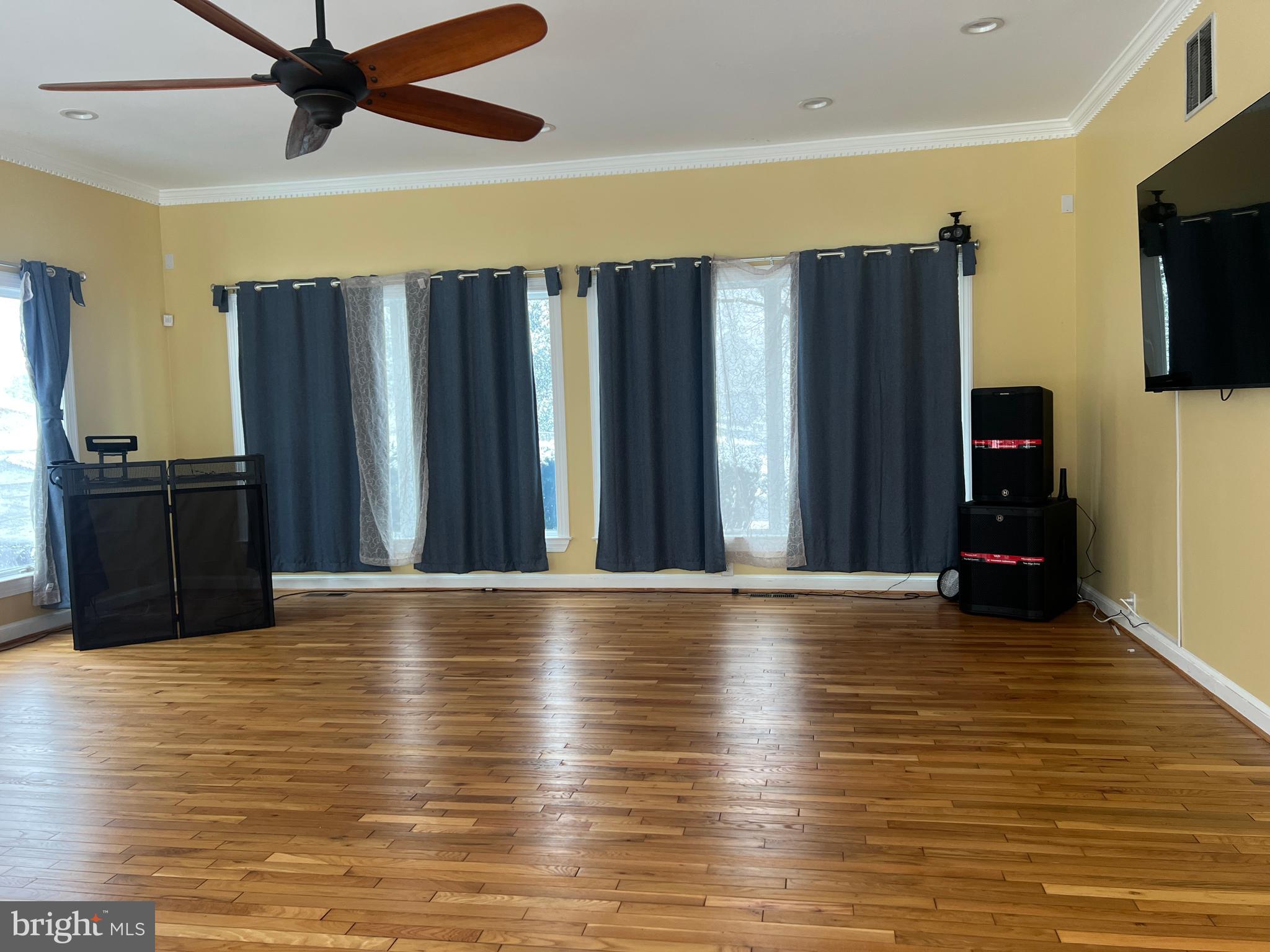 QUEEN ANNE KNOLLS - Residential