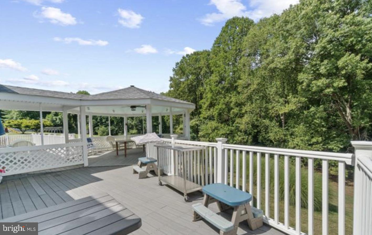 QUEEN ANNE KNOLLS - Residential