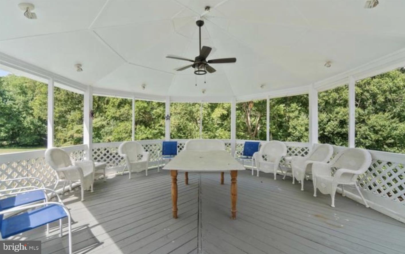 QUEEN ANNE KNOLLS - Residential