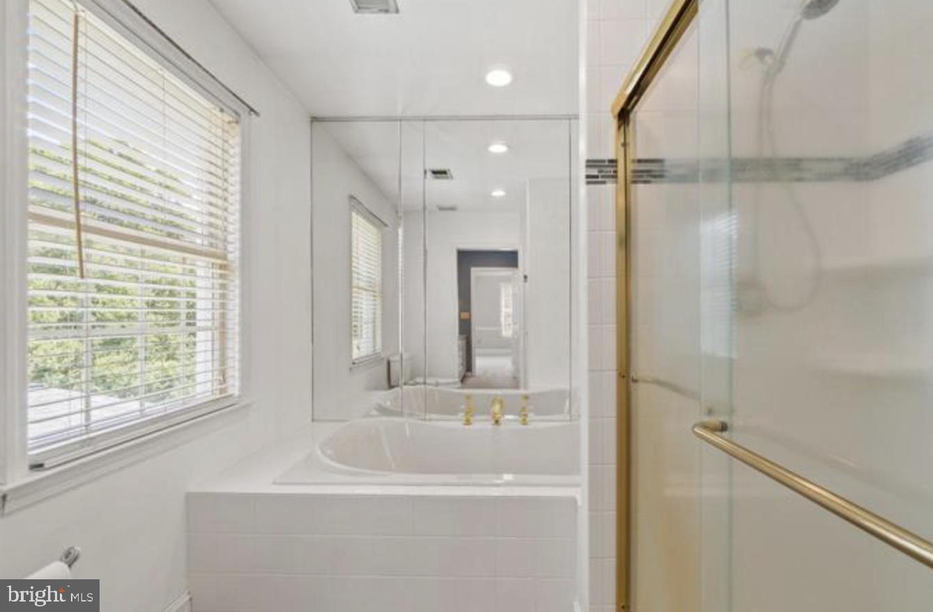 QUEEN ANNE KNOLLS - Residential