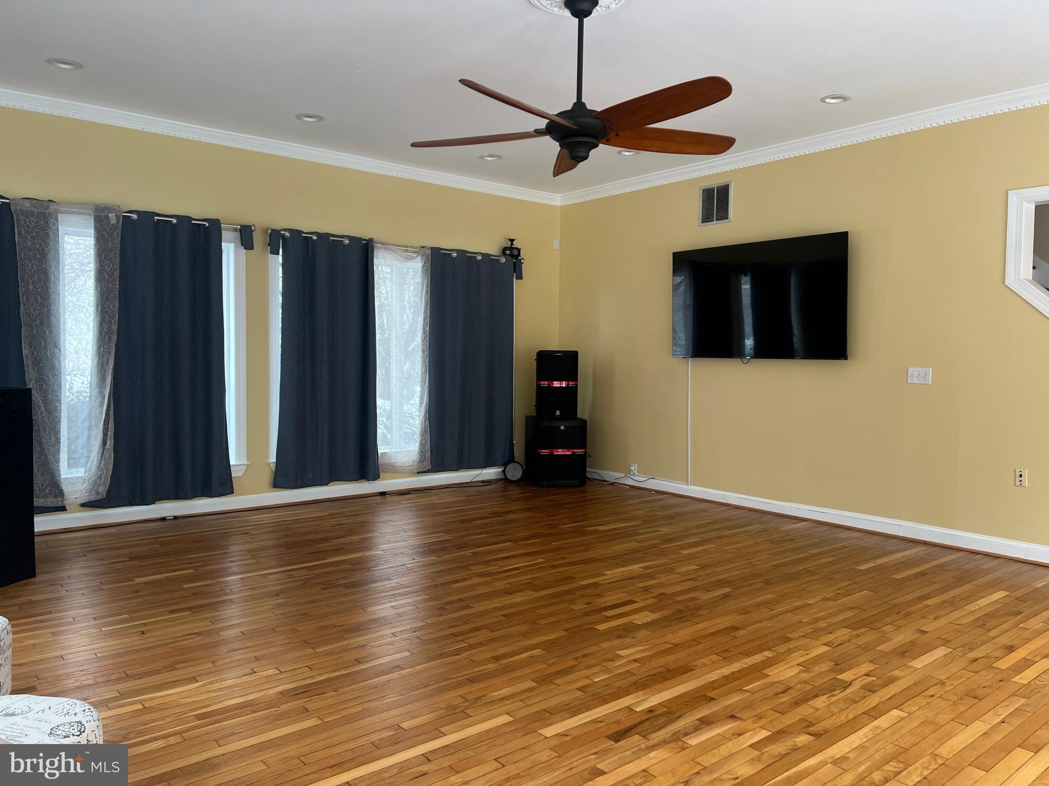 QUEEN ANNE KNOLLS - Residential