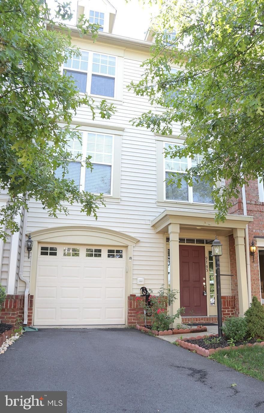 **STUNNING WATERFRONT TOWNHOME** Balmoral model in popular Victory Lakes. Spacious Kitchen w/ample storage, hardwood floors throughout & SS appliances. Master Suite w/vaulted ceiling, spacious Master BTH. Laundry @ BDRM lvl. Finished walk-out Basement w/pwdr rm, gas fireplace & Rec Rm. Tons of community amenities. Access to 66, 28 and 29 & minutes from VRE! ** AVAILABLE NOW **