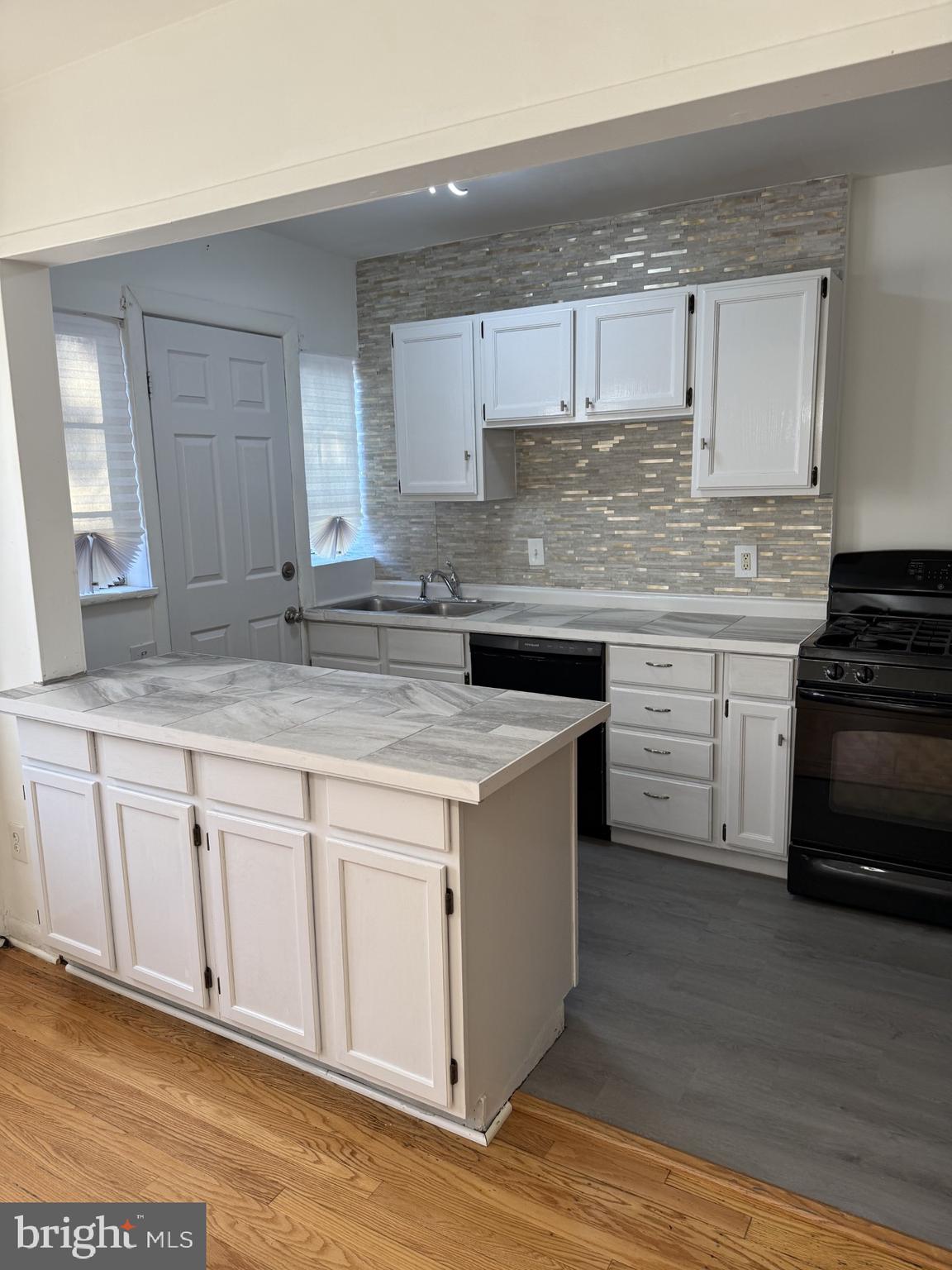 1343 QUEEN STREET NE