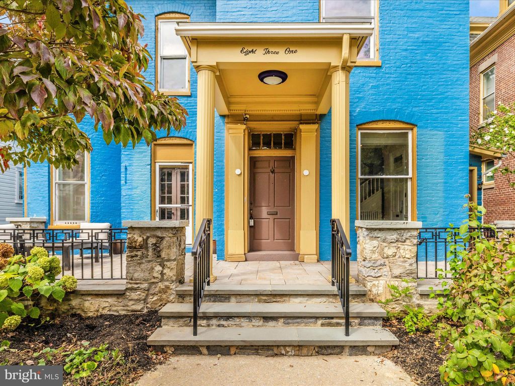 Photo of 831 Oak Hill Avenue, HAGERSTOWN, MD 21742 (MLS # MDWA2031288)