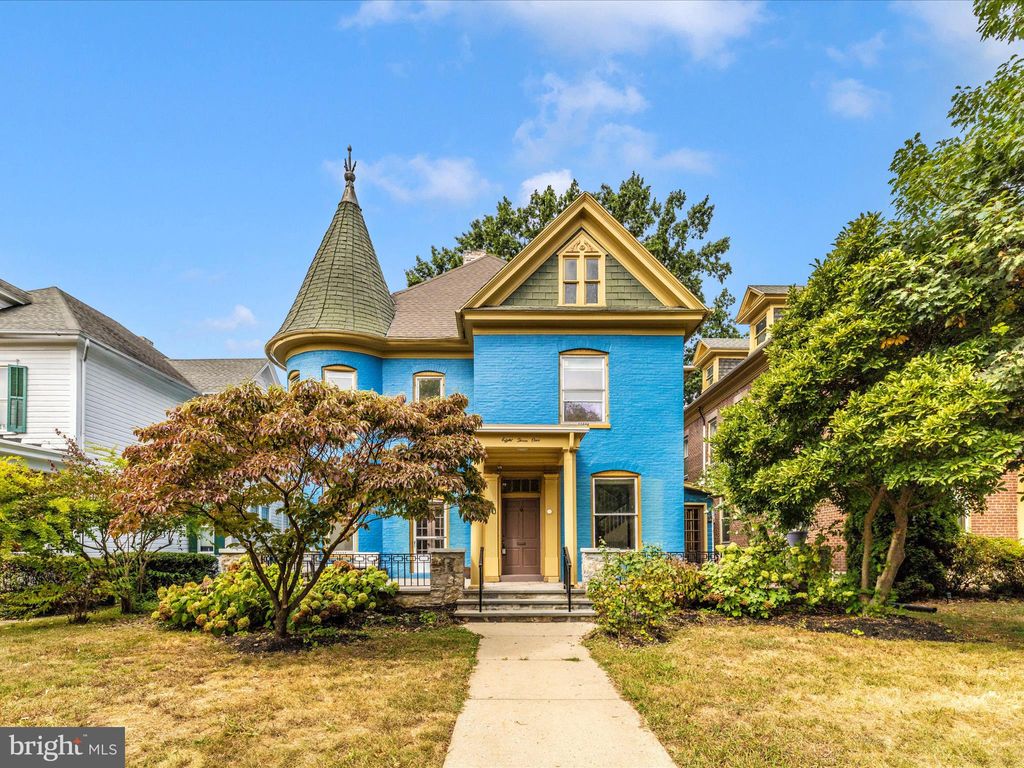 Photo of 831 Oak Hill Avenue, HAGERSTOWN, MD 21742 (MLS # MDWA2031288)