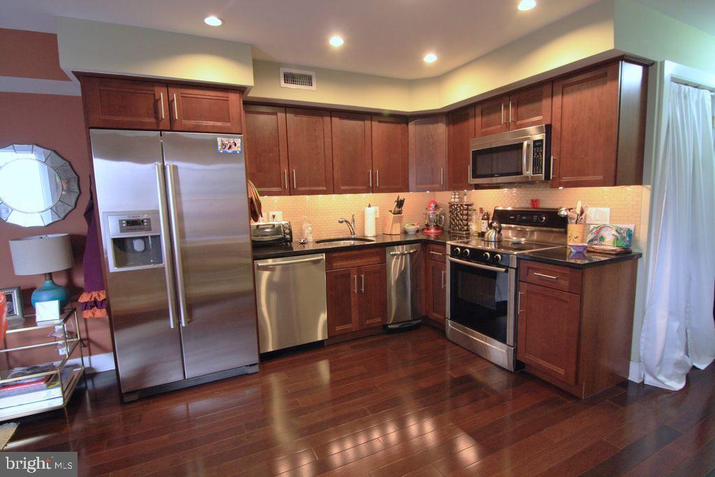 Contemporary space in boutique condo building, overlooking Race St. Inquire to receive an immediate video tour link and coordinate in-person showing with our team.
Hardwood throughout with open kitchen layout and light filled dining alcove, perfect for a home chef. Bedrooms are each sized for queen bed sets with ample closet space. Tile bath with a spa-like walk in shower. Bedrooms are located on opposite ends of the space, perfect for wfh offices and additional privacy. Secure access building. Additional storage unit available.
Property Highlights:
- Contemporary condo
- Light filled
- Secure access building
- Storage unit available in building
- Central air
- Stainless kitchen
- Laundry in unit
- Excellent location
Tenant covers electric, gas and water
Pets welcome with owners discretion