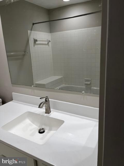 BRIDGEPORT CONDO-PHASE 6 - Residential Lease