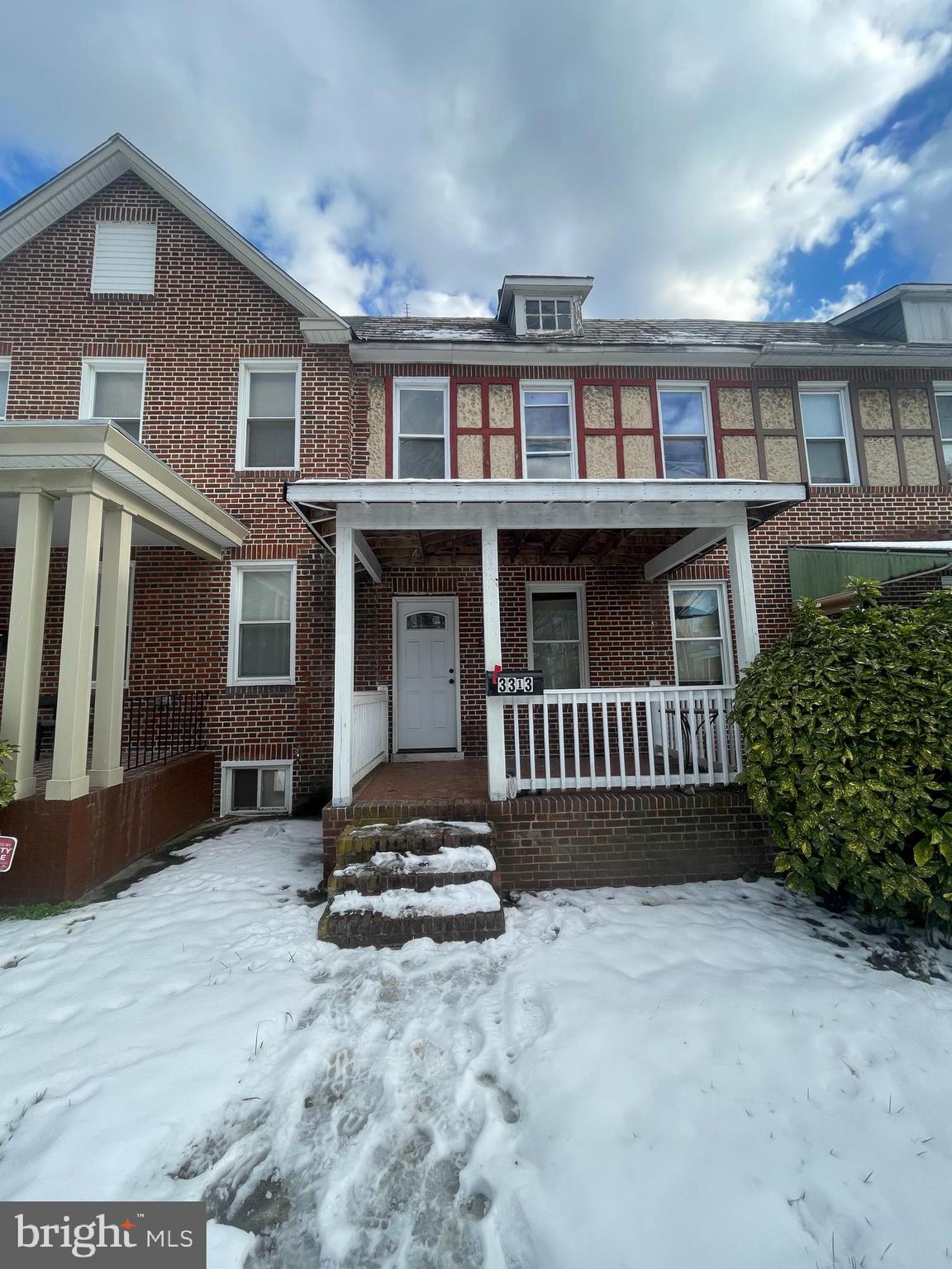 *INVESTOR ALERT* Three bedroom One bathroom home near shopping, schools, and dining. In need of full reno. Sold AS IS
