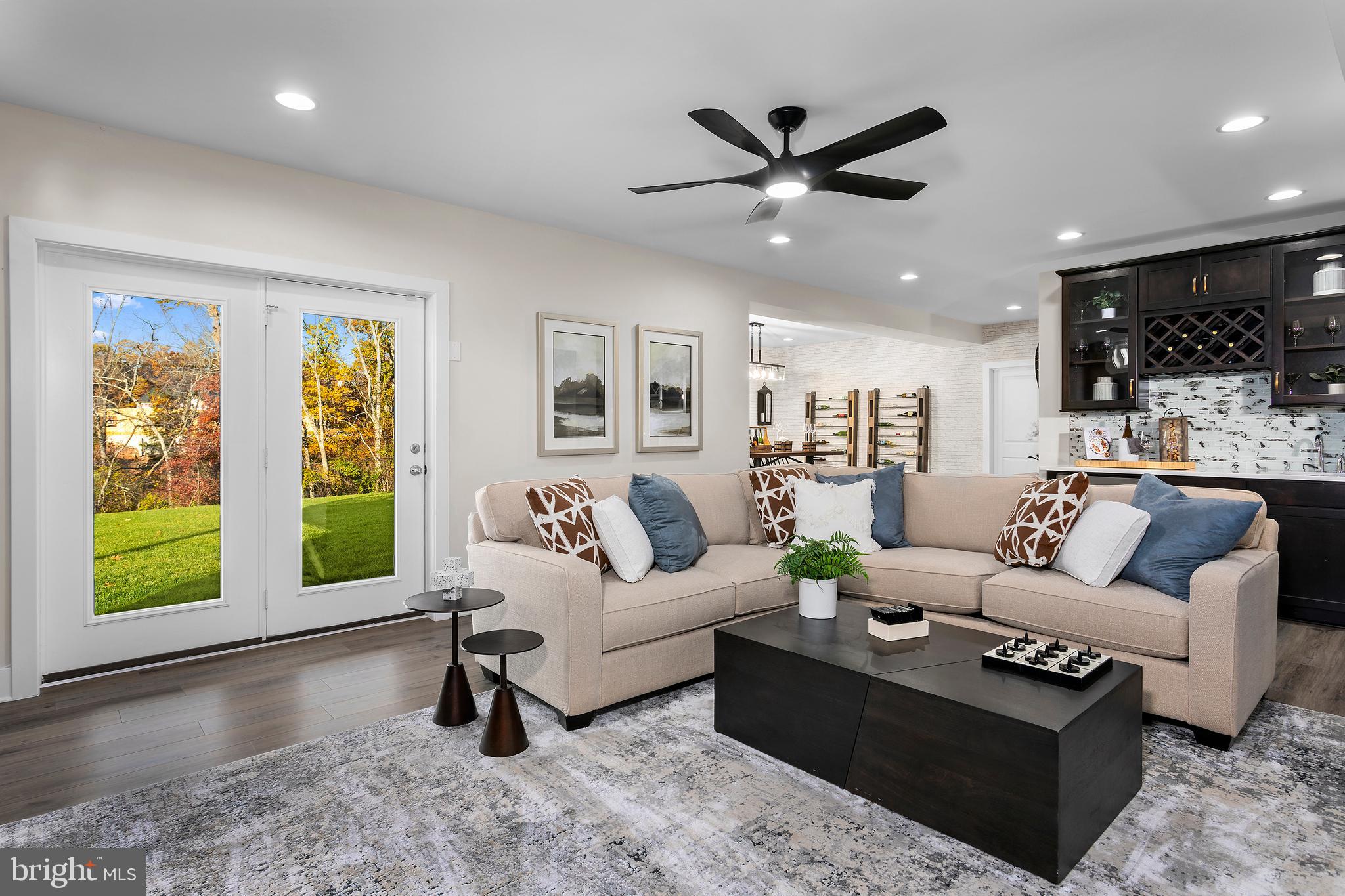 SOUTH LAKE - Residential