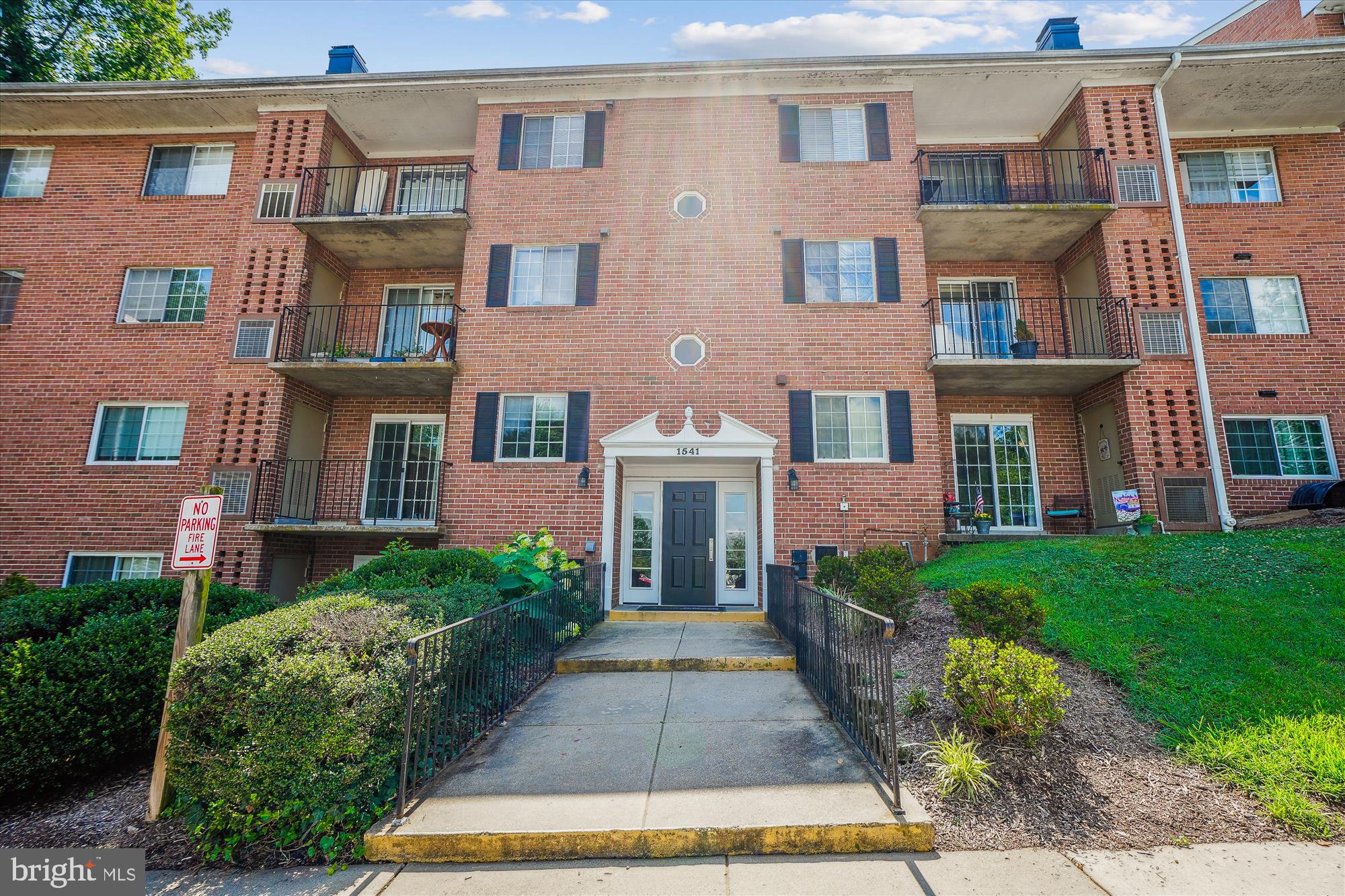 Charming 1 Bed / 1 Bath condo right in Historic Occoquan. Spacious bedroom with plush carpet and closet. Tiled bathroom with tub-shower. Large family room with access to private balcony- backing to trees! Separate dining room with ceiling fan and room for large table. Kitchen with wood-like flooring and lots of cabinet space! Hallway with lots of additional closet storage. In-unit laundry. Unit also includes additional storage space in basement. Condo fee includes gas and access to pool.