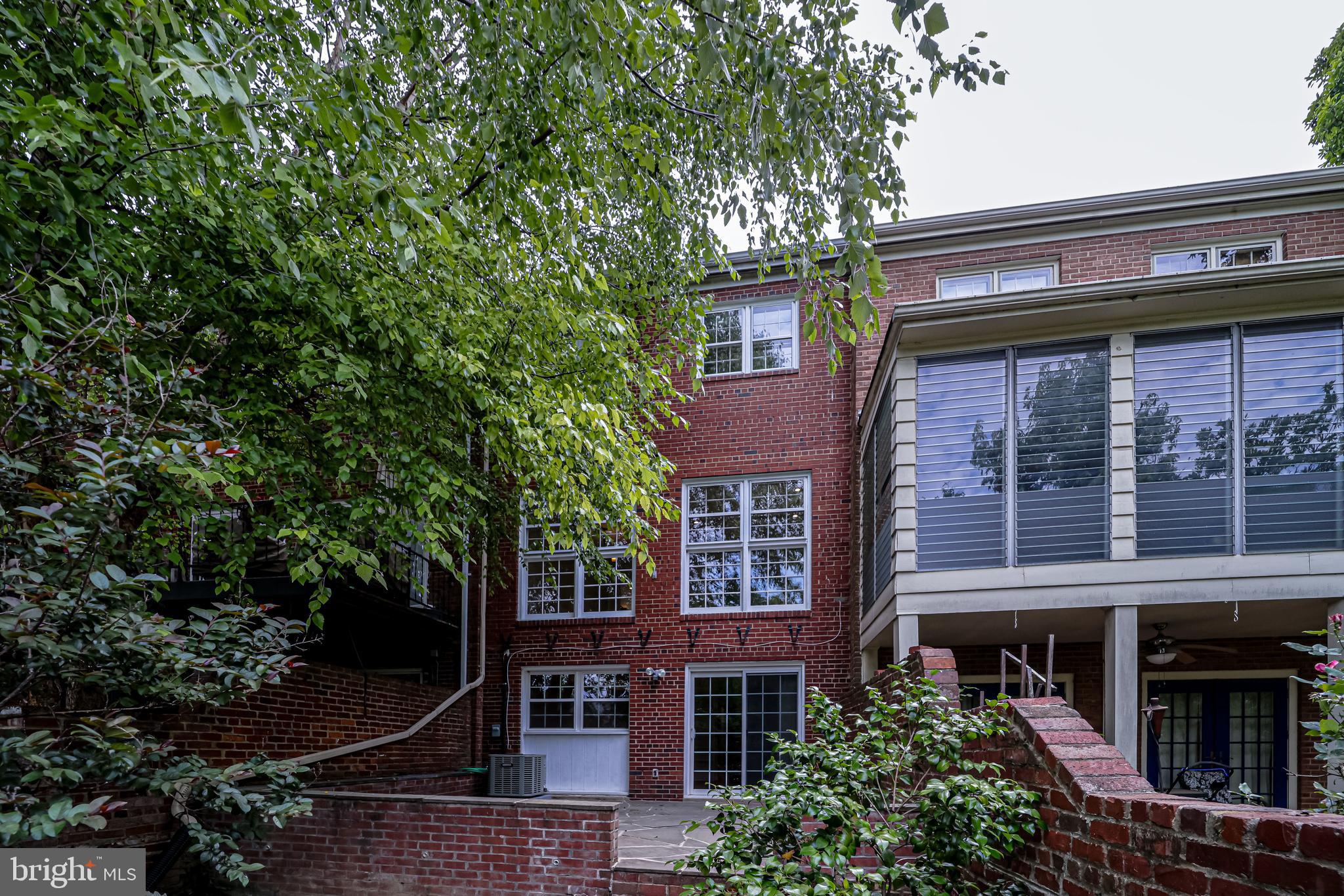 YATES GARDENS - Residential Lease