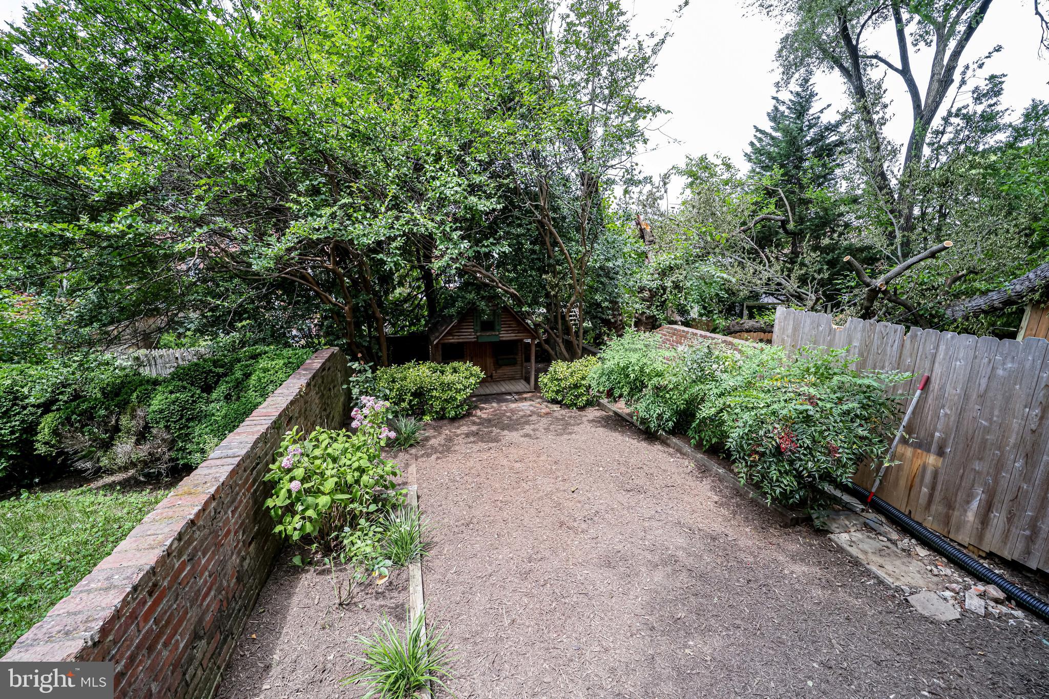 YATES GARDENS - Residential Lease