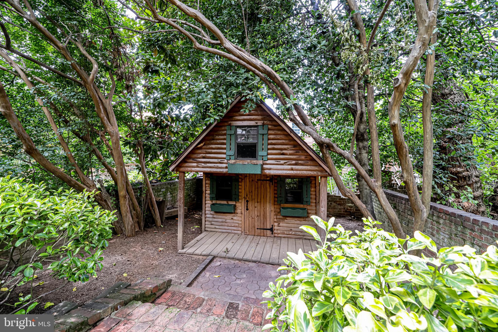 YATES GARDENS - Residential Lease