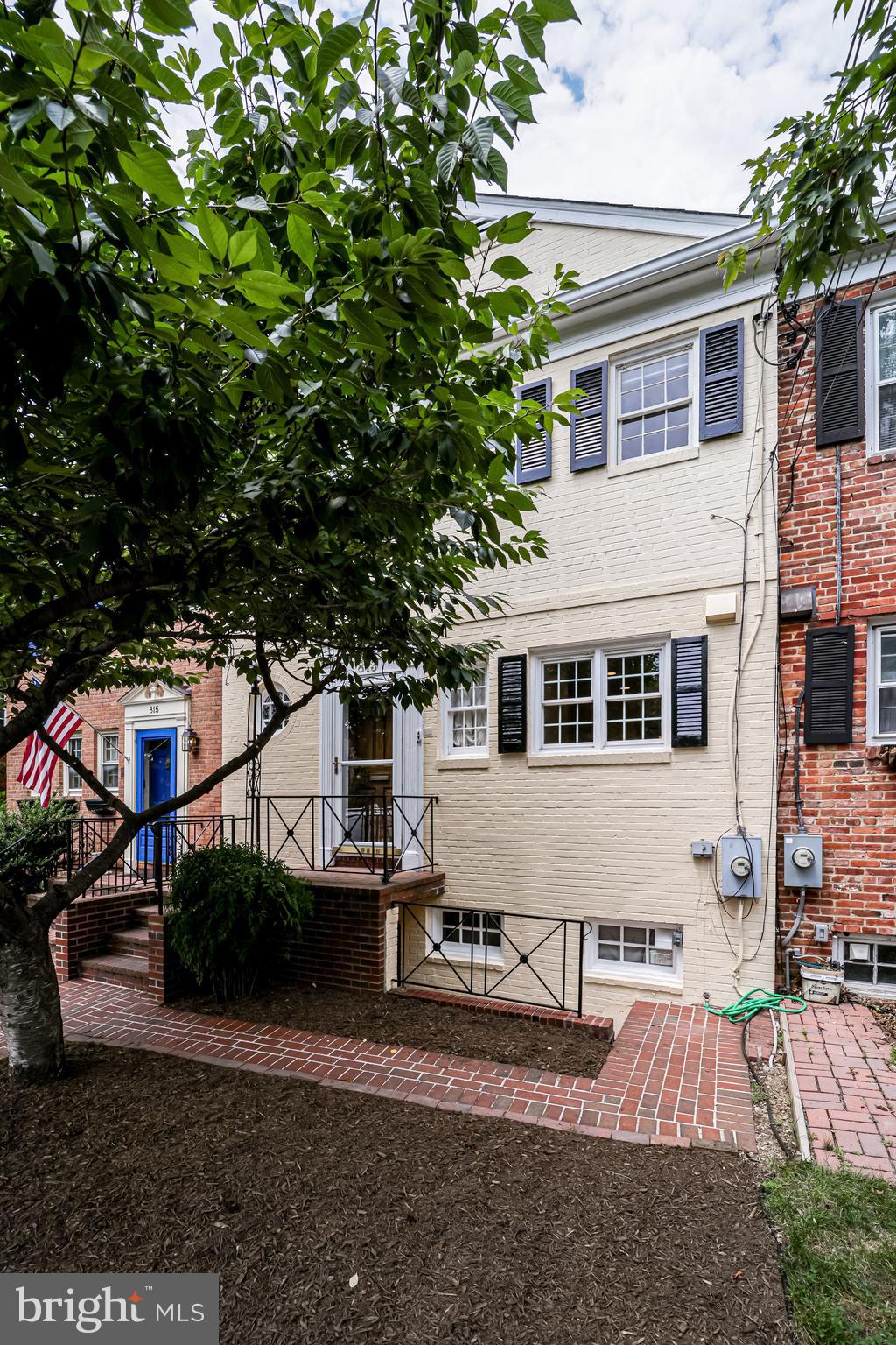 YATES GARDENS - Residential Lease