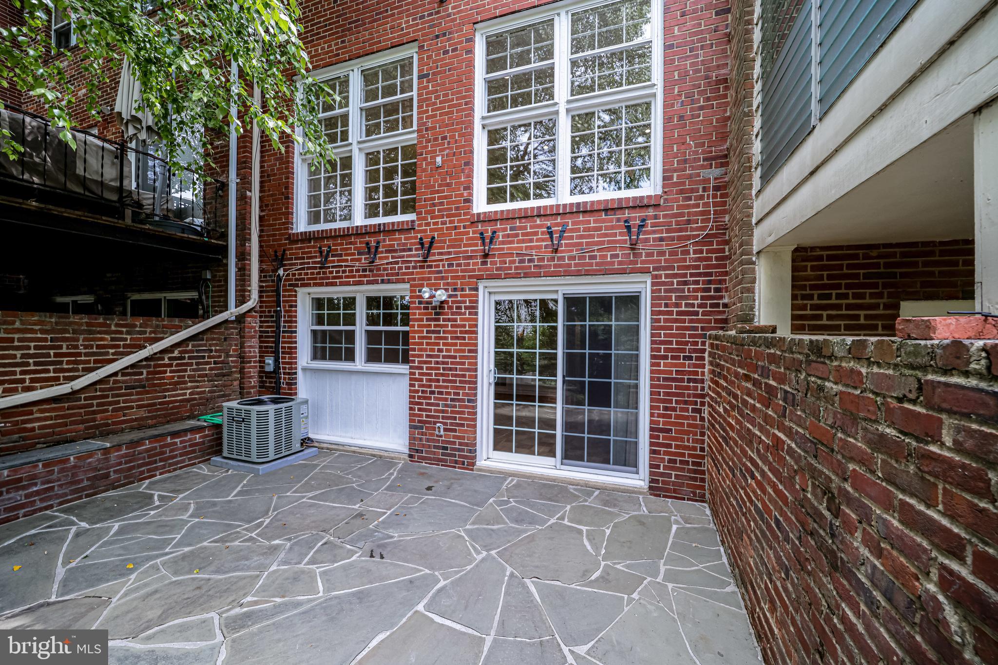 YATES GARDENS - Residential Lease