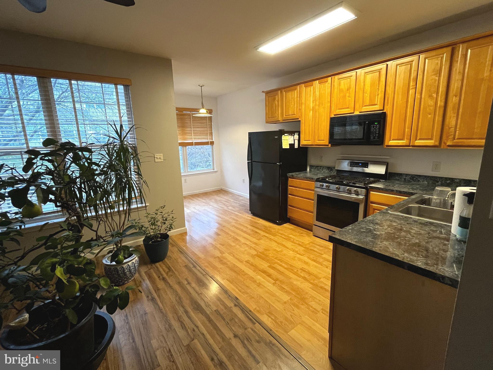 COUNTRY MEADOWS - Residential Lease