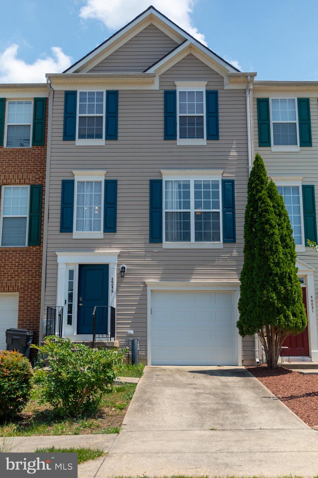 BEAUTIFUL 3- LEVEL TOWNHOME FOR RENT. THREE BEDROOMS, TWO AND A HALF BATHS. EASY ACCESS TO ALL MAJOR ROUTES, LOCATED IN PRIME LOCATION.HARDWOOD FLOORS ON MAIN AND LOWER LEVELS. OPEN SPACIOUS FLOOR PLAN.