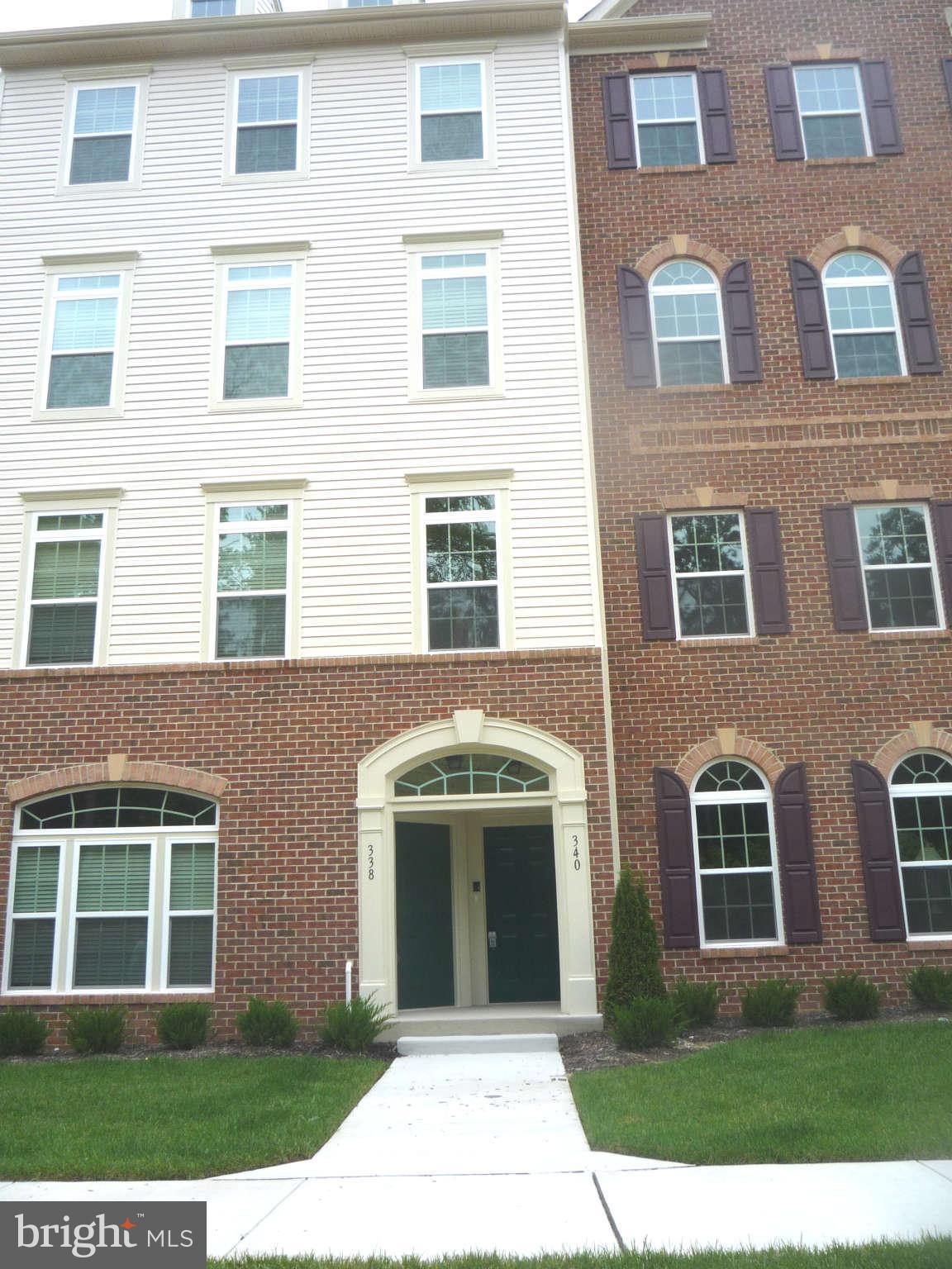 TOWN CENTER COMMONS - Residential Lease