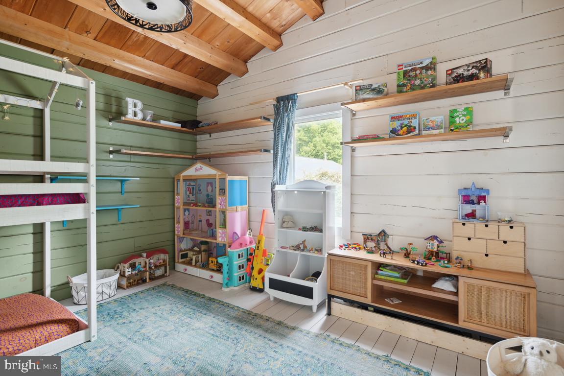 MOUNT PLEASANT EST - Residential