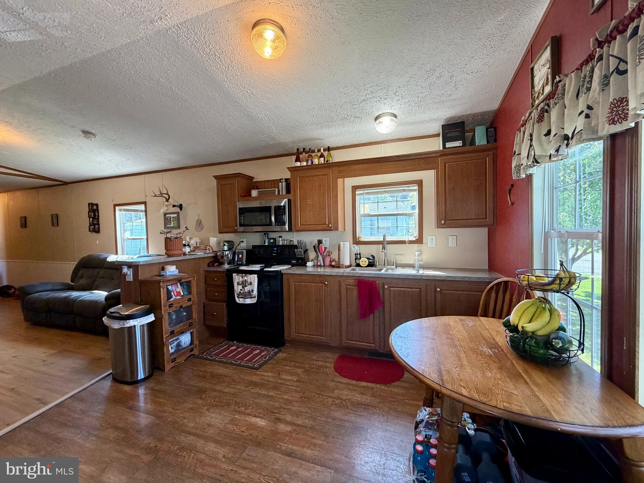 128 COUNTRY LANE