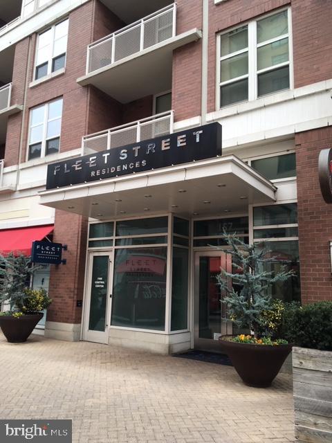 This 1-bedroom and 1 den is located on the 5th floor of 157 Fleet Street in the attractive National Harbor. The apartment has a modern look, with large glass windows that provide plenty of natural light. The L-shaped kitchen with granite countertops features bar stool seating. Come and make this your place.
You need a code to enter the building, please look into showing time