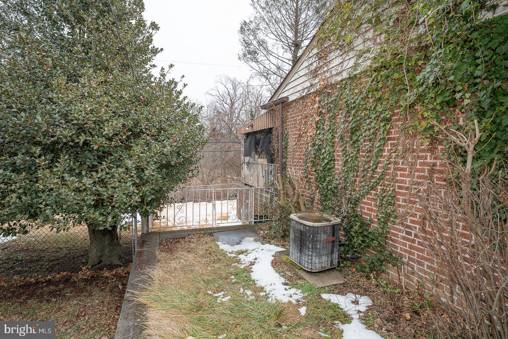 GLADSTONE MANOR - Residential