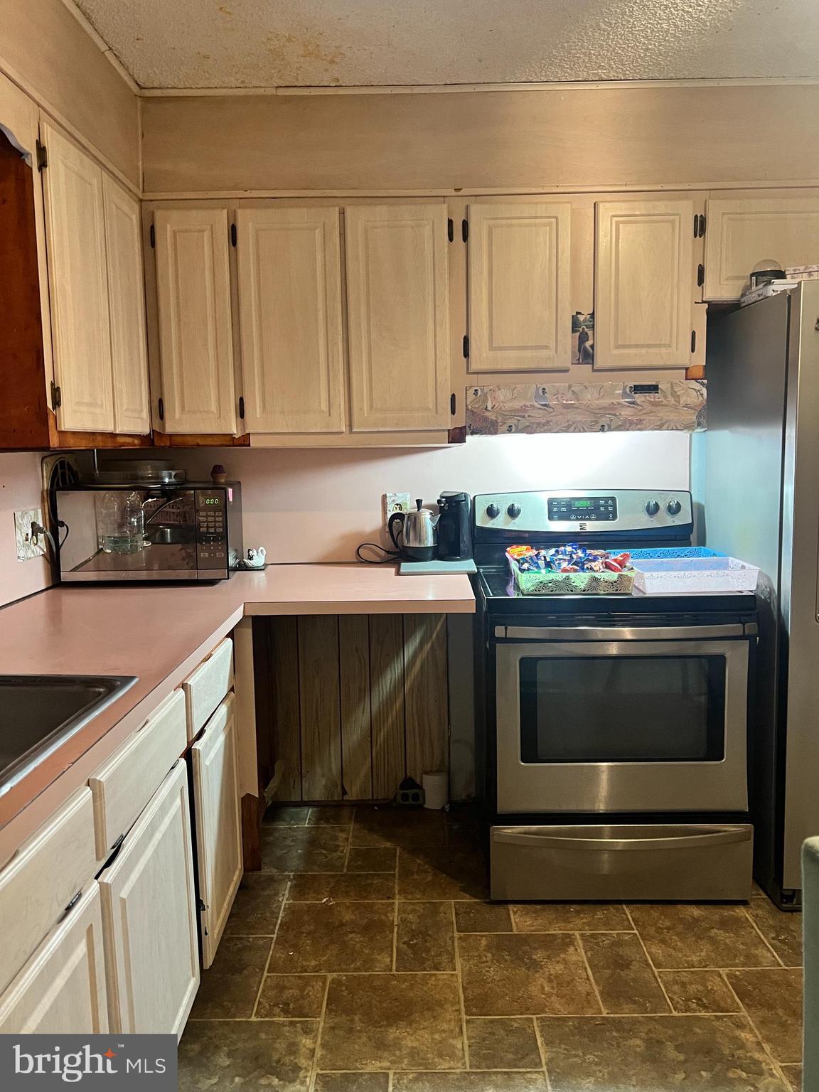 GLADSTONE MANOR - Residential