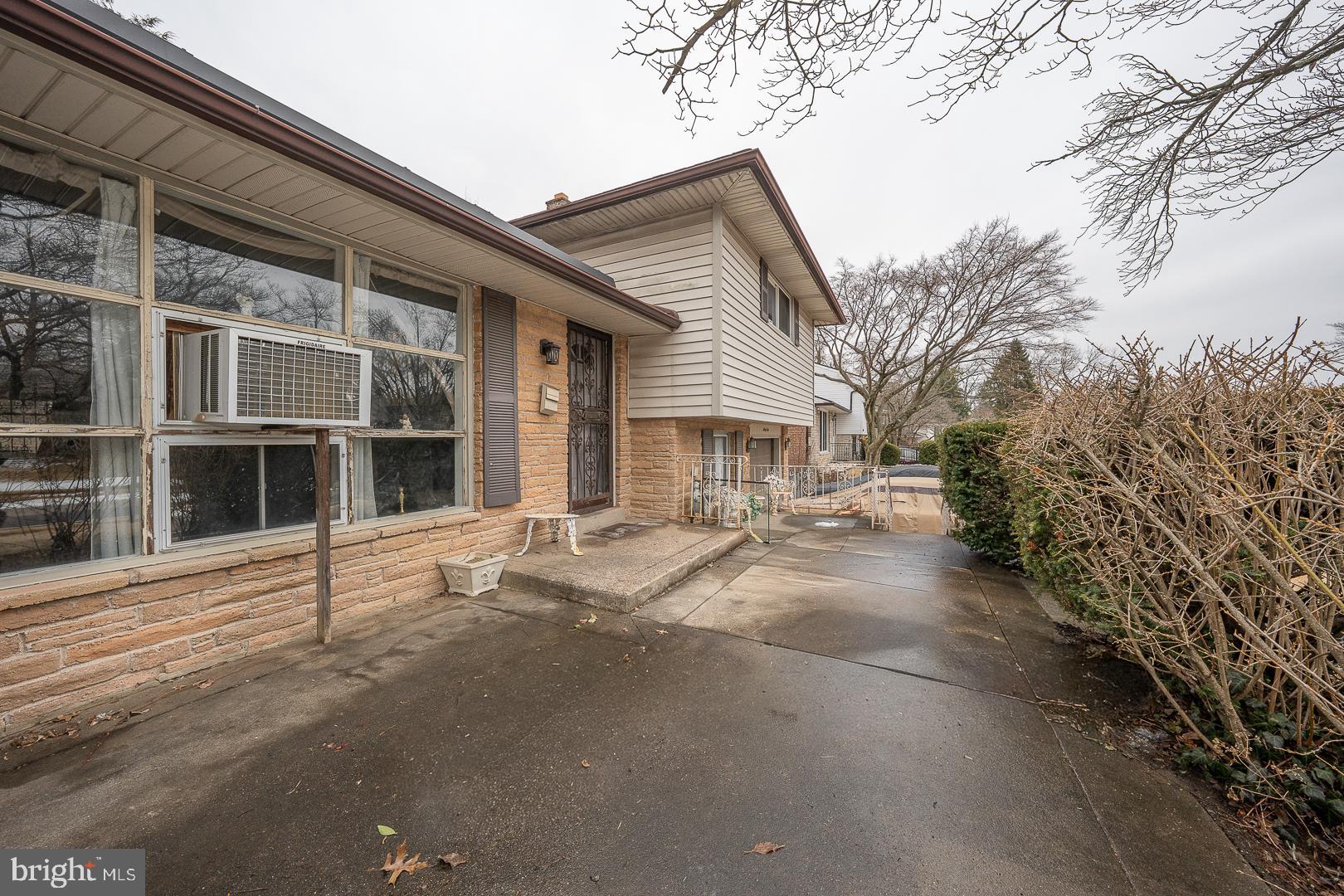 GLADSTONE MANOR - Residential