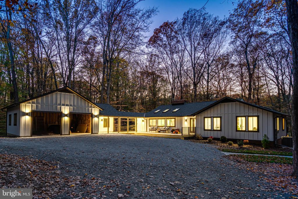 Photo of 108 Interpromontory Road, GREAT FALLS, VA 22066 (MLS # VAFX2232544)