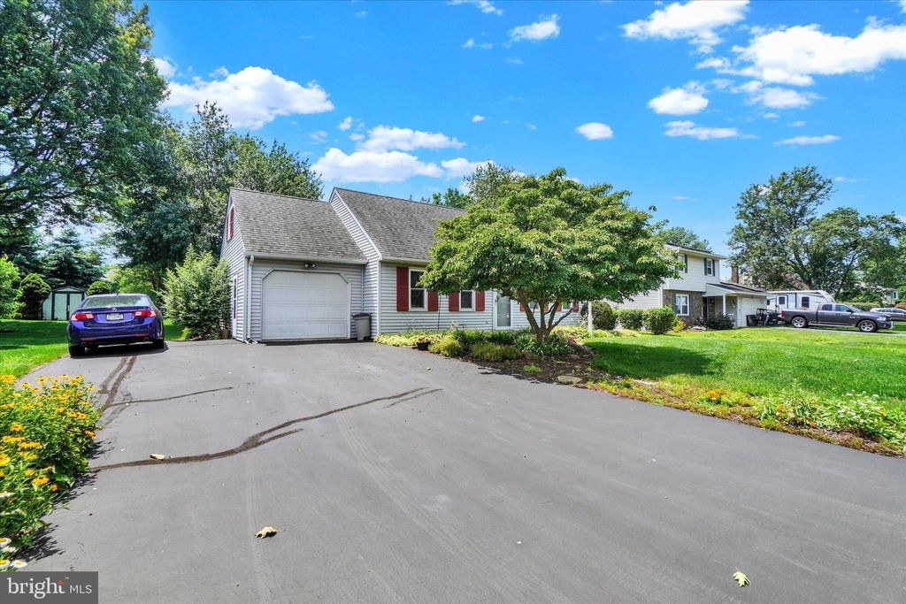 Photo of 905 Pinetree Way, LANCASTER, PA 17601 (MLS # PALA2072350)