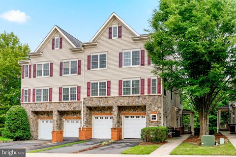 Photo of 16821 Nuttal Oak Place #4, WOODBRIDGE, VA 22191 (MLS # VAPW2125654)