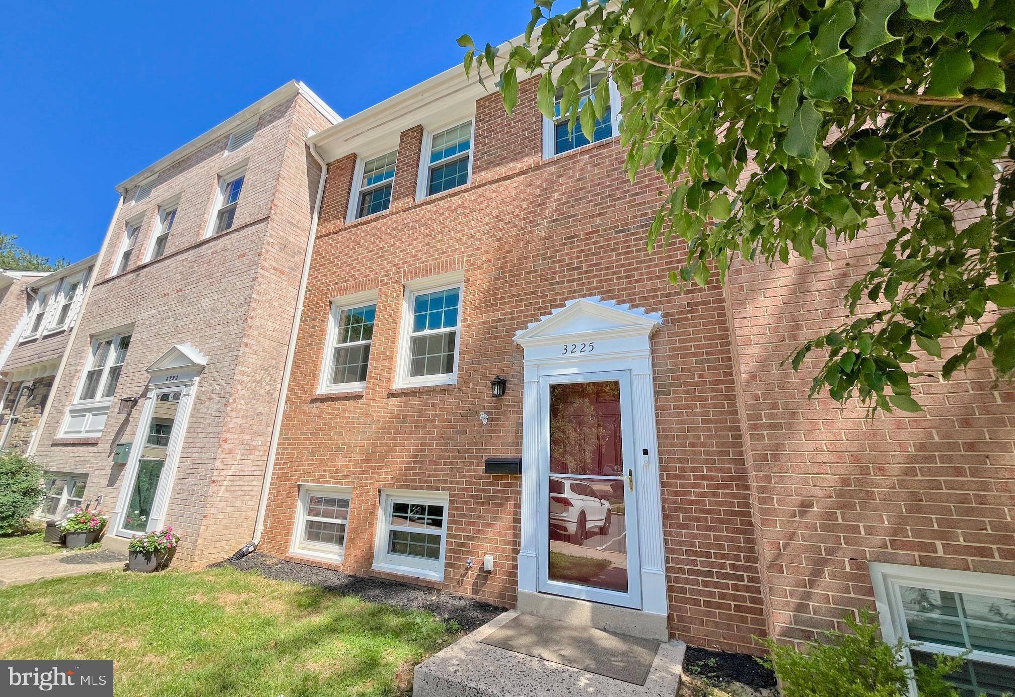 3225 VISCOUNT COURT
