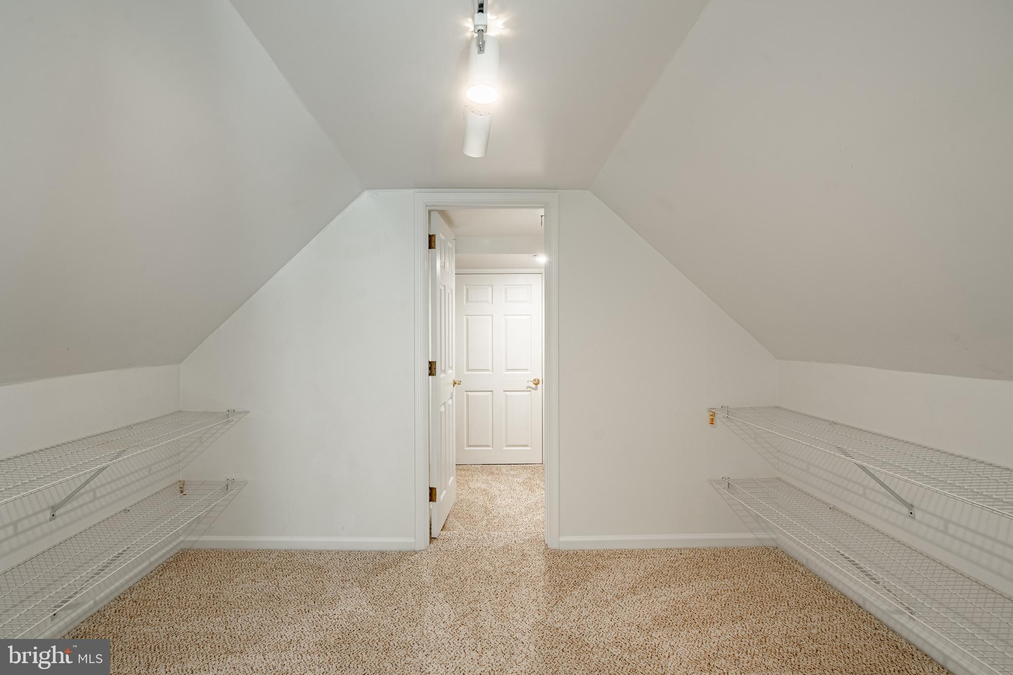 WHITE CHIMNEYS - Residential