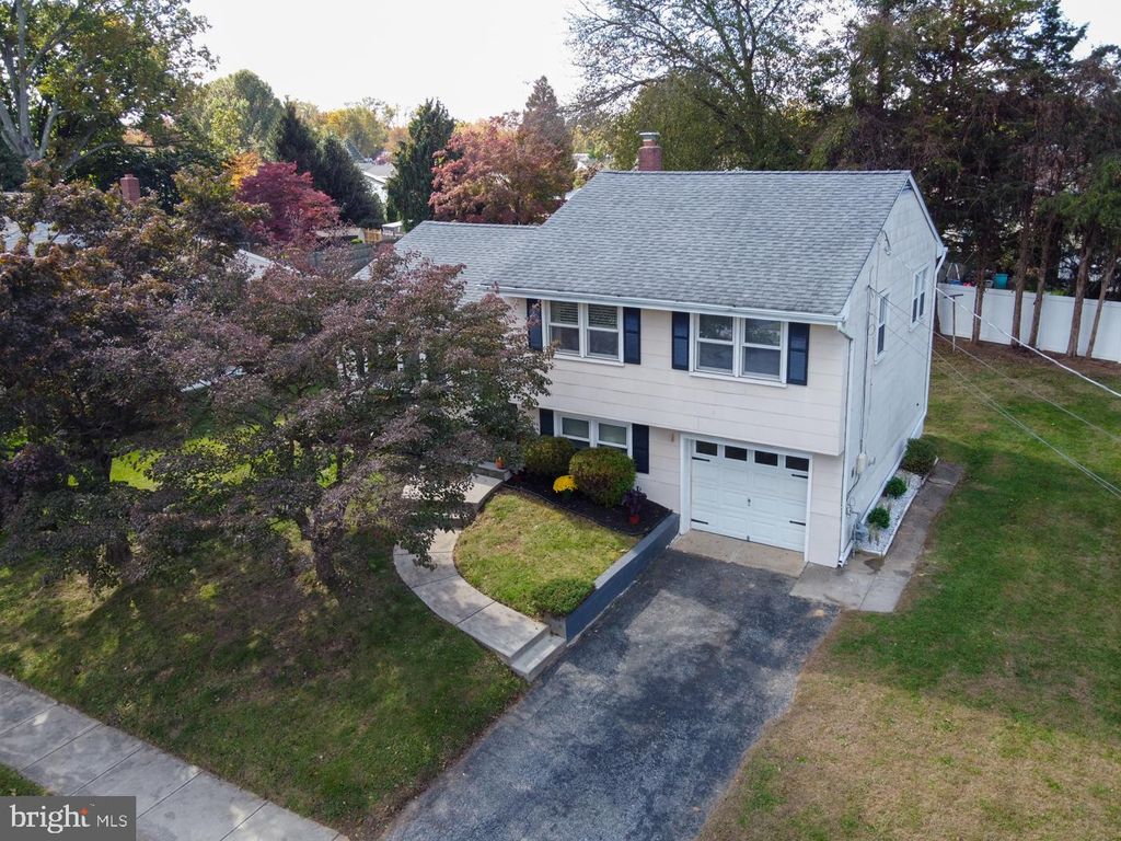 Photo of 108 Winding Way, HAMILTON, NJ 08620 (MLS # NJME2068902)