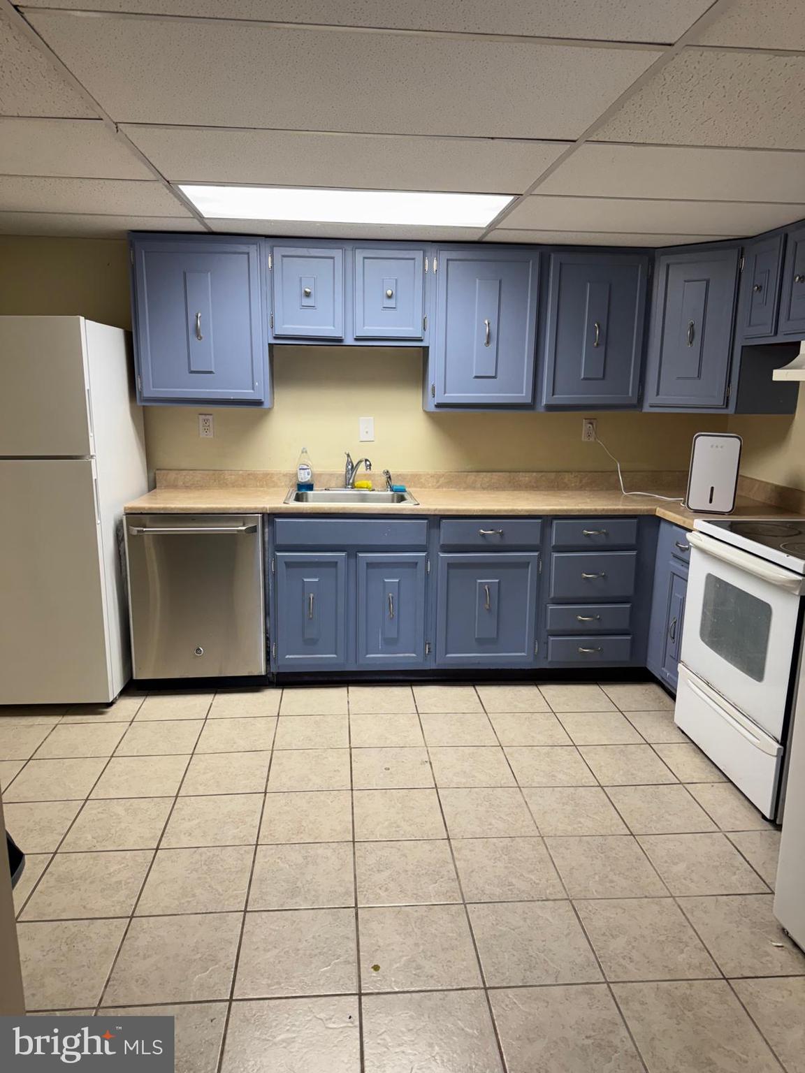 SPRING MOUNT SUMMI - Residential Lease