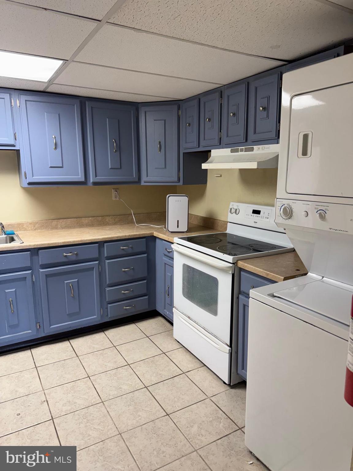 SPRING MOUNT SUMMI - Residential Lease