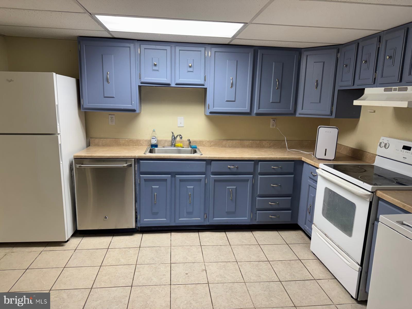 SPRING MOUNT SUMMI - Residential Lease