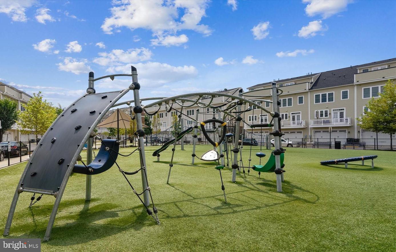 DISCOVERY SQUARE - Residential