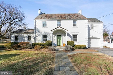 Photo of 5705 MAIDEN LN, BETHESDA, MD 20817 (MLS # MDMC2078620)