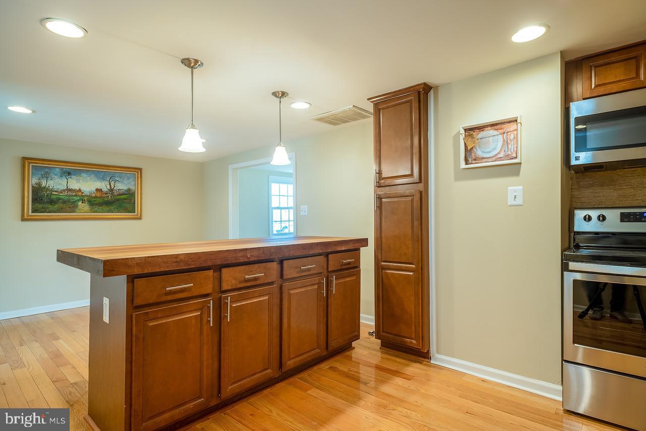 POOLESVILLE OUTSIDE - Residential