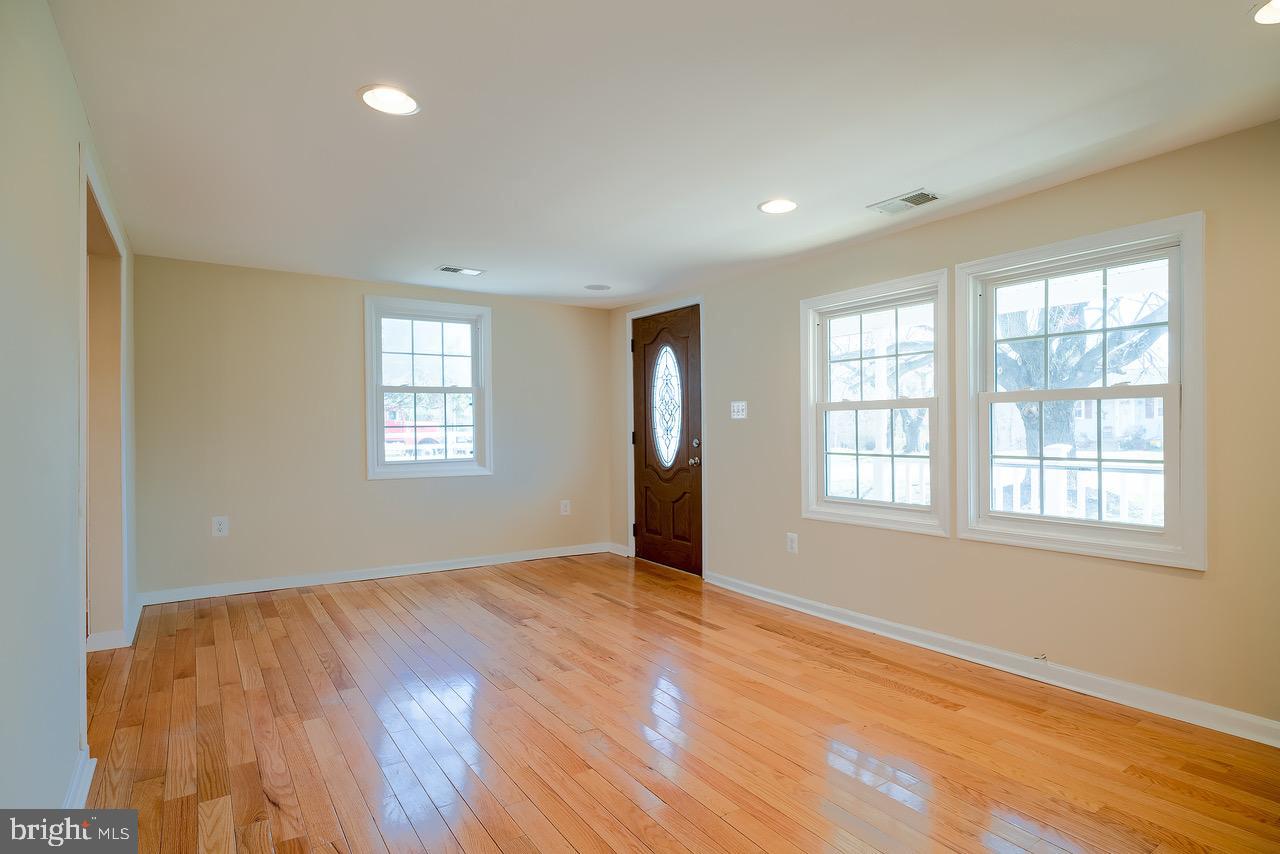 POOLESVILLE OUTSIDE - Residential