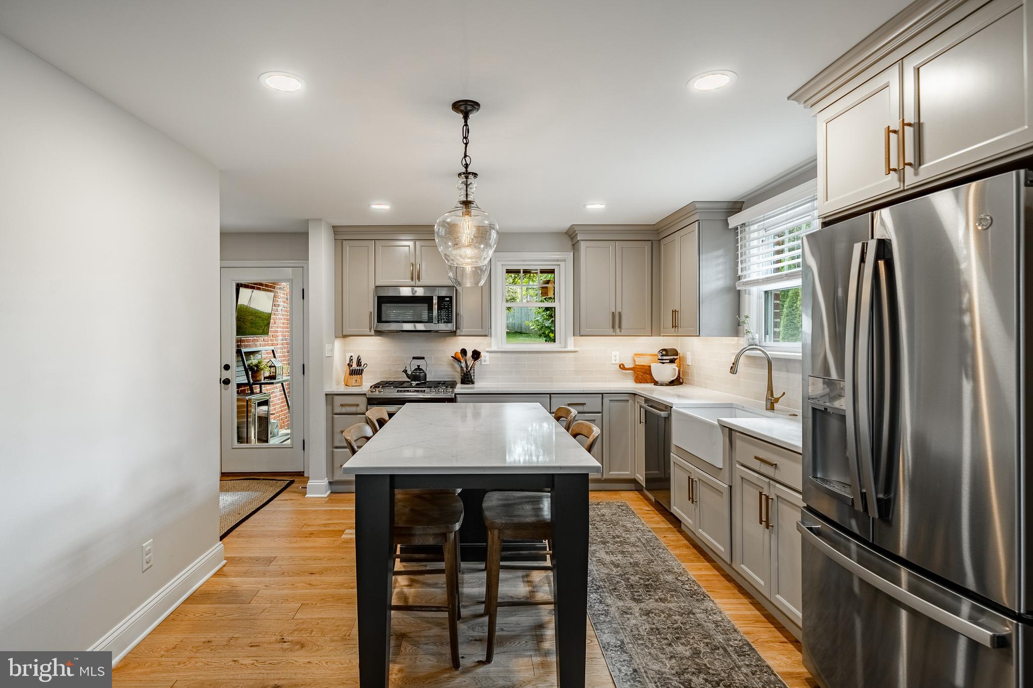 616 W CHESTNUT STREET