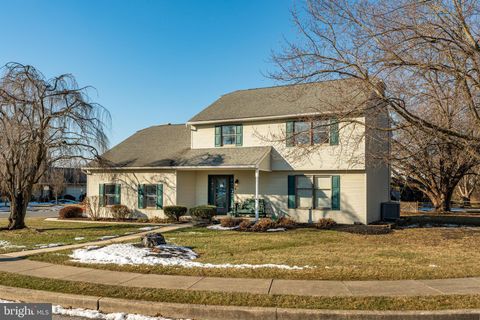 Photo of 6 Stonington Way, STRASBURG, PA 17579 (MLS # PALA2063676)