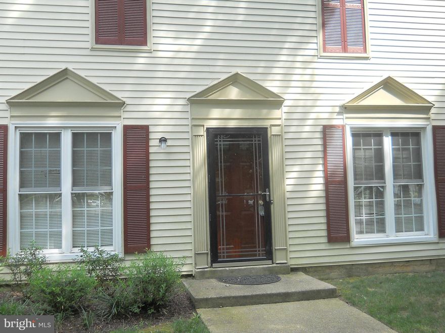 NICE GROUND LEVEL, END UNIT WITH PRIVATE ENTRANCE CONDO FOR RENT. 2 BEDROOM, 1 FULL BATH, HARDWOOD FLOOR, SEPARATE DINING ROOM, WALK IN CLOSETS, NEW APPLIANCES,PORCH/PATIO SPACE, FRESH PAINTED,LOCATED IN LAKE RIDGE, SMALL PETS WELCOME.