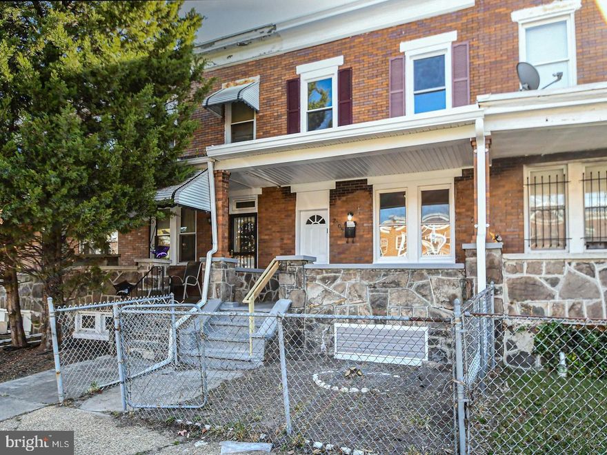 A beautifully updated townhouse located in the Coldstream-Homestead-Montebello neighborhood. This home offers a spacious open-concept layout on the main level, perfect for modern living. The brand-new kitchen features sleek stainless steel appliances. Detached parking garage in the rear. Unfinshed basement.