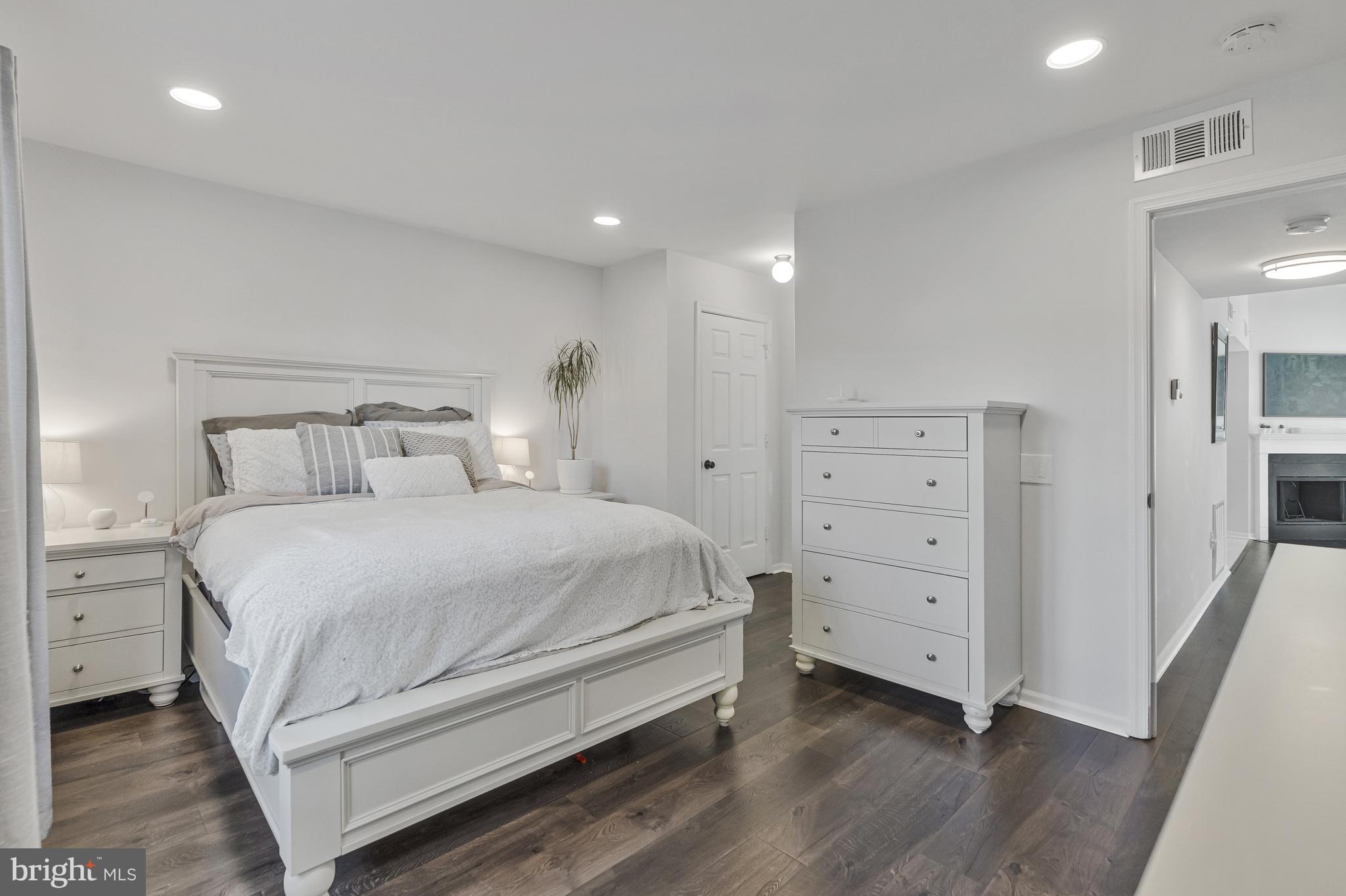 HUNTERS SQUARE - Residential