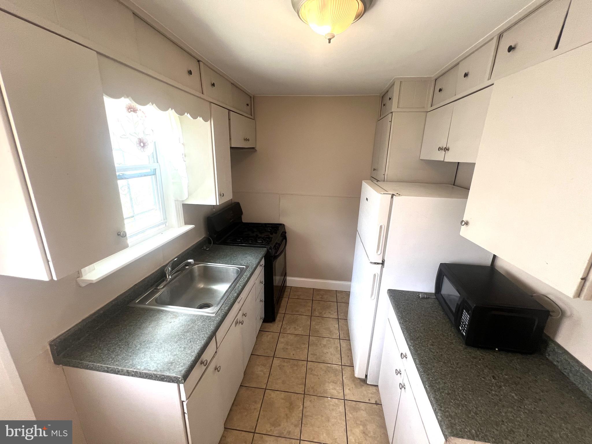 PORT RICHMOND - Residential Lease