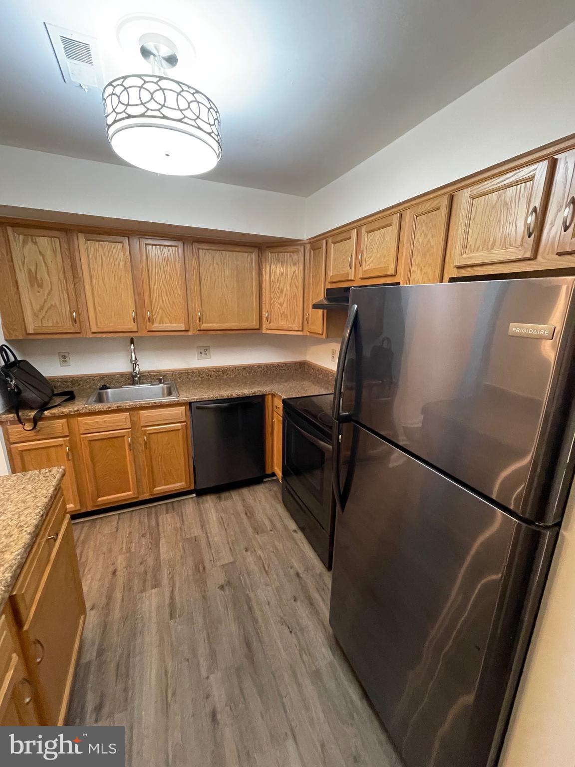 TREETOP CONDO - Residential Lease