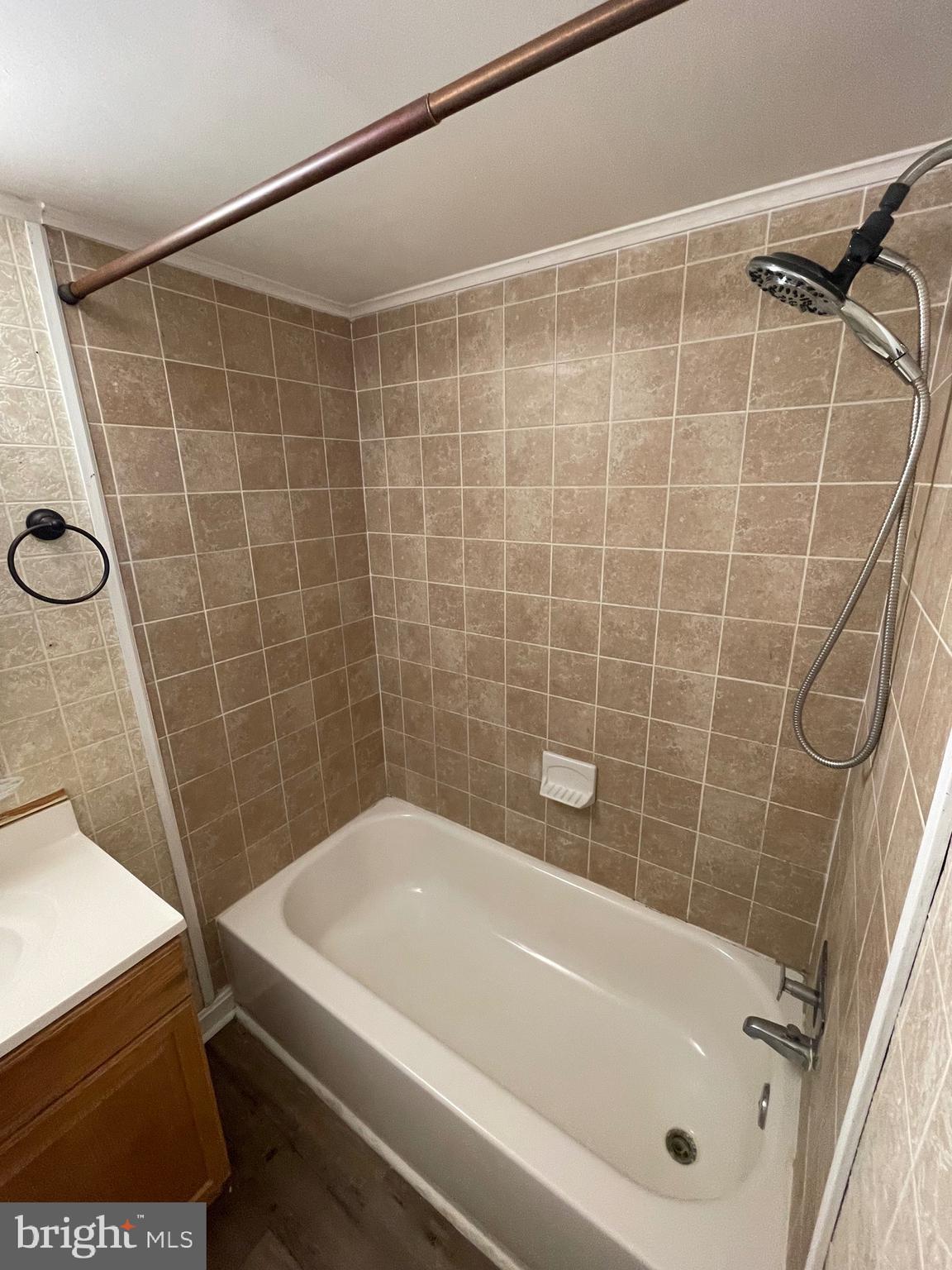 TREETOP CONDO - Residential Lease